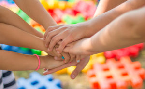 plusieurs mains se joignent